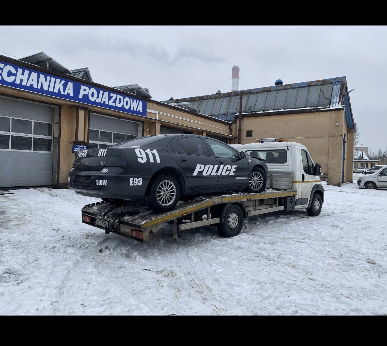 Transport uszkodzonego samochodu na lawecie